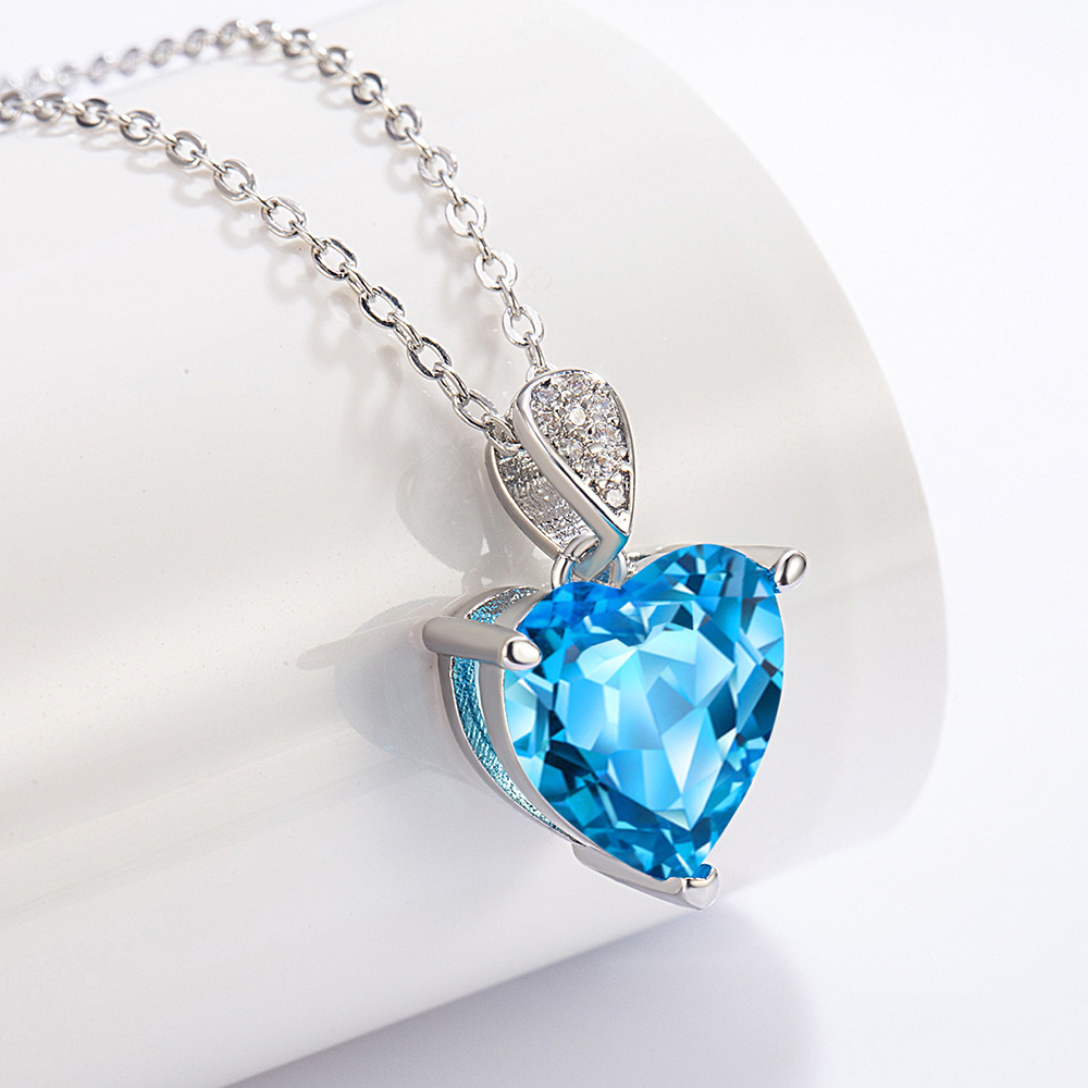 E-Commerce Live Broadcast New Micro-Paved Zircon Heart-Shaped Light Luxury Niche Clavicle Chain for Women as a Birthday Gift for Girlfriend and Best Friend