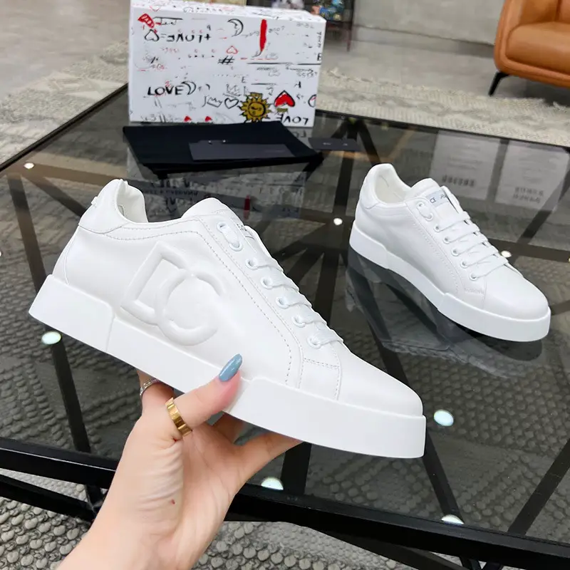 Four seasons models low-heeled flat letters embossed printing white shoes Korean fashion lightweight men's shoes versatile lace-up single shoes