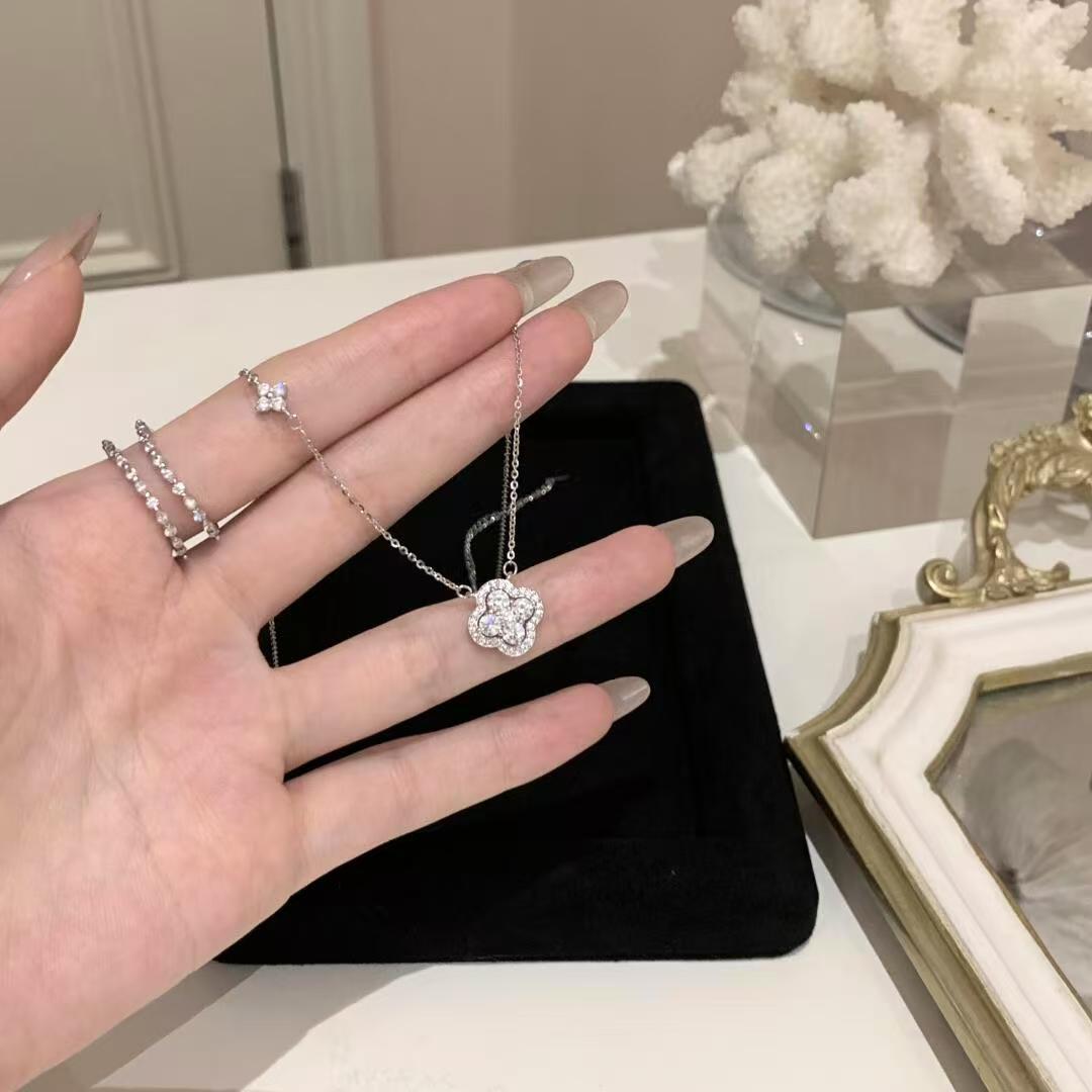 Explosive Four-Leaf Clover Zircon Necklace 2025 New Niche Light Luxury Titanium Steel Non-Fading Clavicle Chain Wholesale