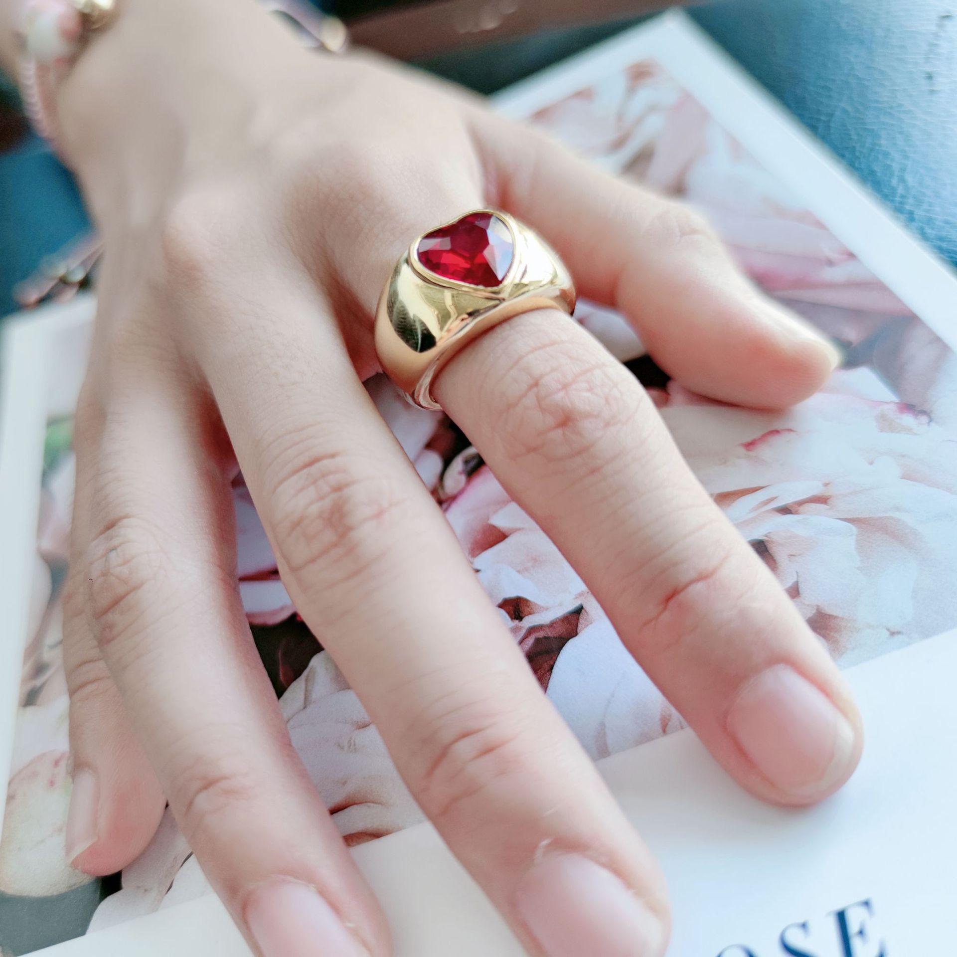 Love Ring Women's European and American Ins Zircon Ring Simple Retro Ring Heart-shaped 18k Gold Ring Niche Ring