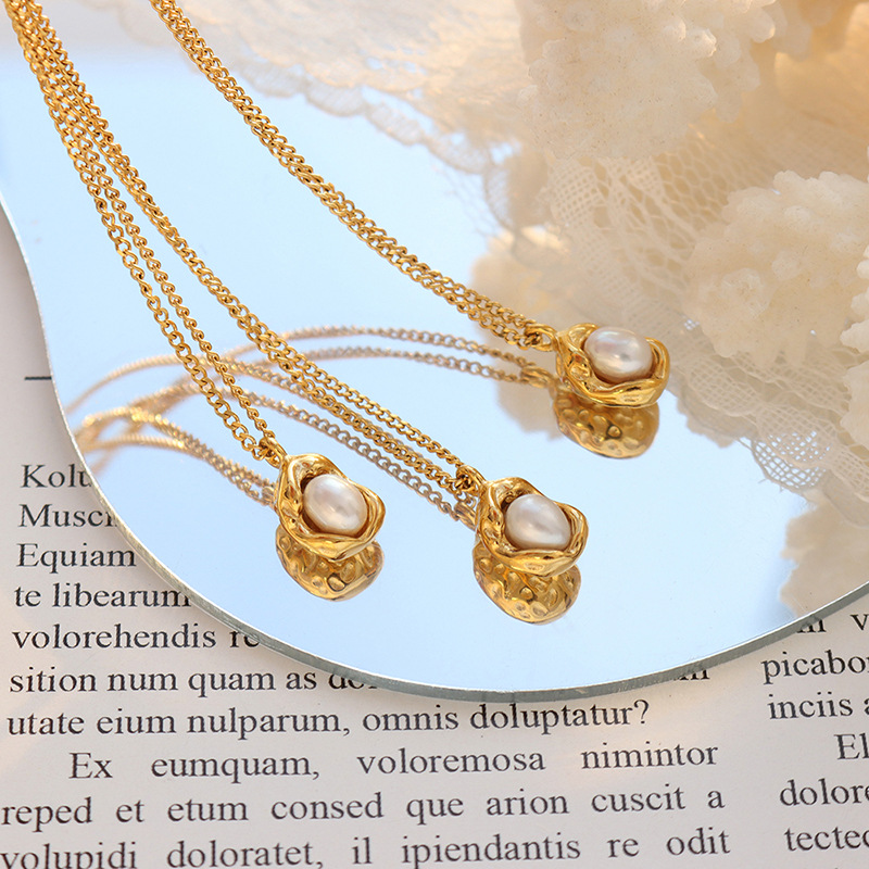 European and American Style Titanium Steel Gold-Plated Cuban Chain with a Unique Design, Natural Freshwater Pearl Inlaid Irregular Pendant Necklace, Light Luxury and Niche