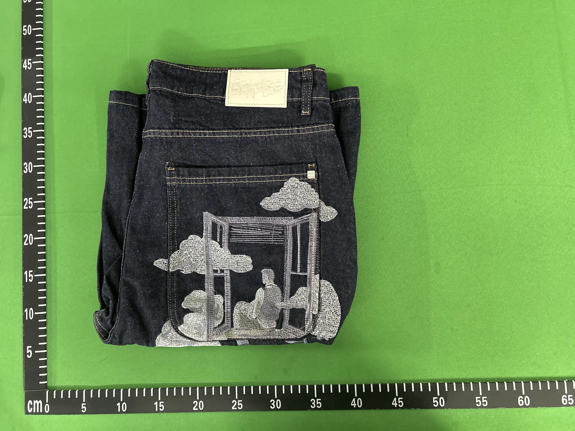 Fashionable, casual, simple embroidered windowsill cloud denim shorts
