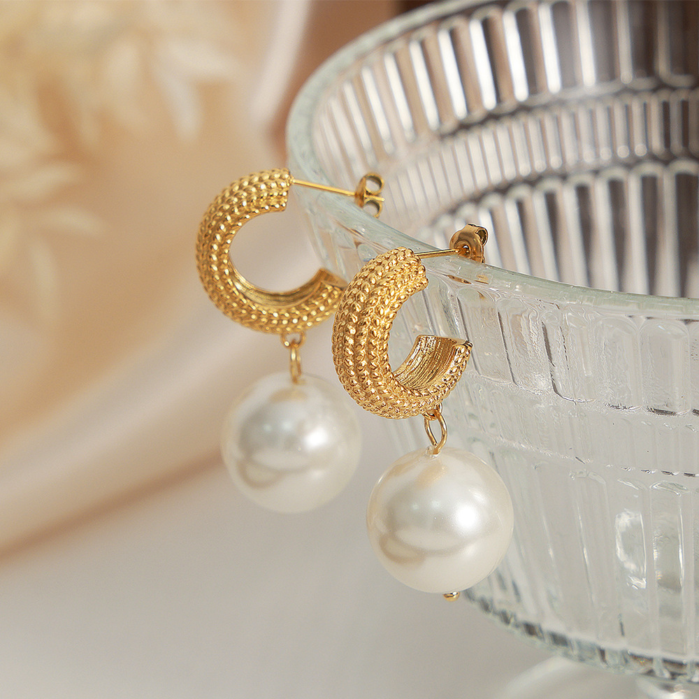 Korean style popular twist C- shaped earrings new retro imitation pearl pendant design earrings titanium steel plated 18K gold earrings