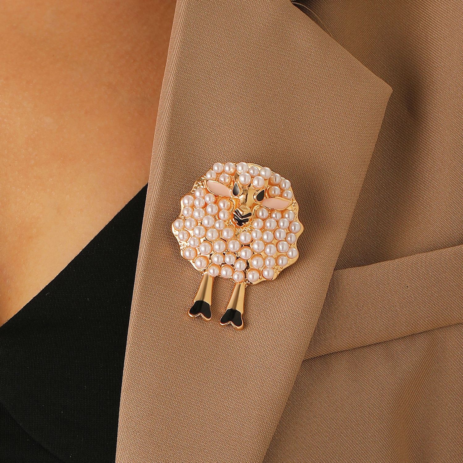 European and American Fashion Retro Pearl Cute Lamb Animal Brooch High-End Ladies Shawl Coat Collar Pin Wholesale