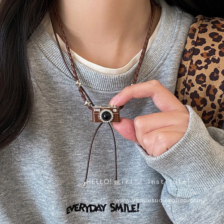 Vintage Brown Camera Pendant Necklace for Women, Sweet and Cool Tassel Cross Sweater Chain, Unique Personality Sweatshirt Chain Accessory