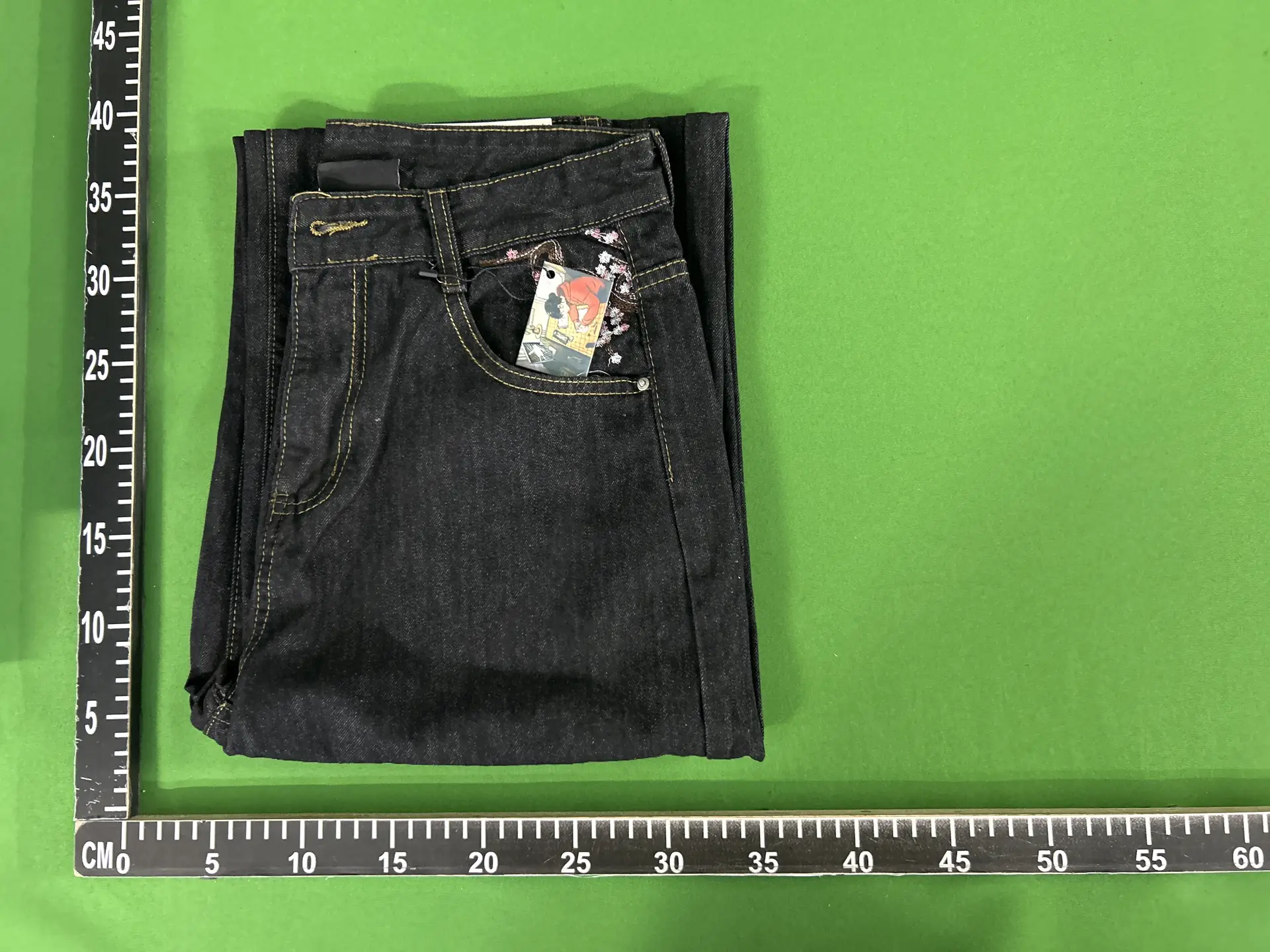 **Fashionable patterned embroidered high-waisted jeans with straight leg**