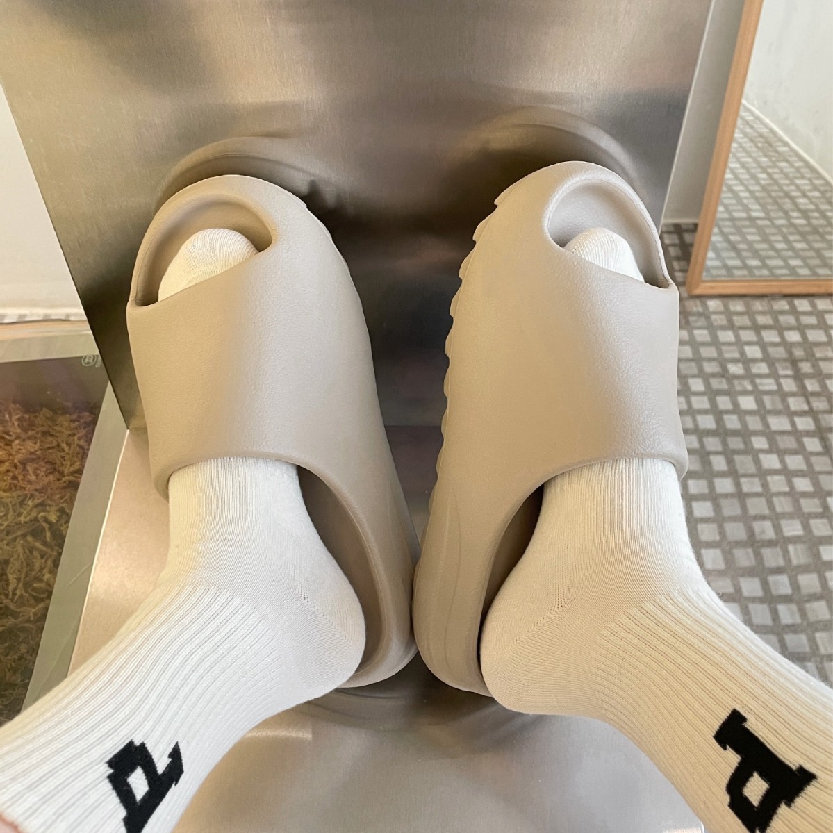 Putian Coconut Slippers Yeezy Slide Slide Brown Feeling Non-Slip Warm Saue Wearing Men's and Women's Shoes Tide