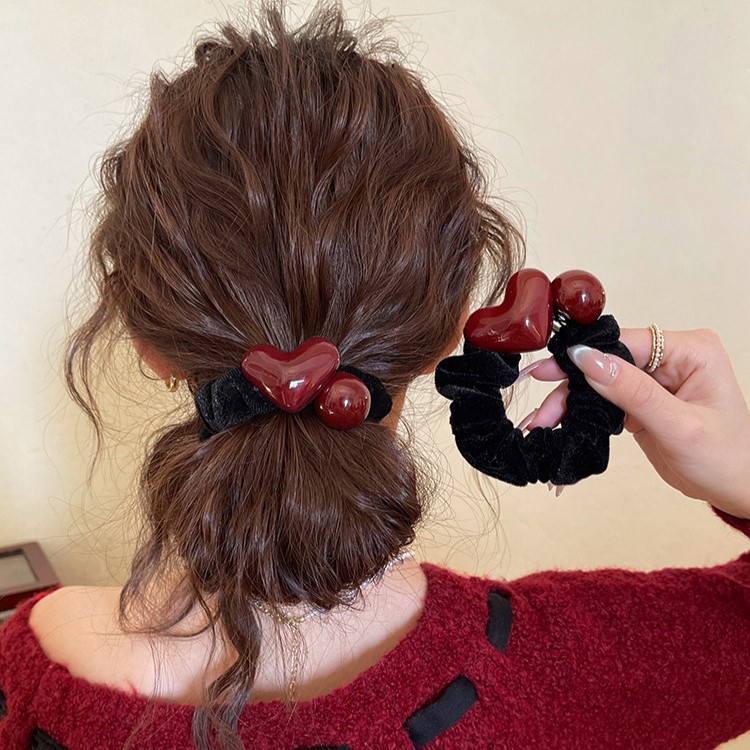 Red Heart-Shaped Velvet Hair Tie for Women, Elegant Hair Rope with a High-End Feel, Stylish and Fashionable Hair Accessory