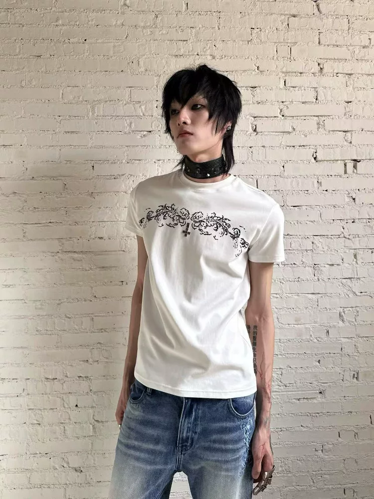 Fromtheisland (Fti) Manuscript Print Rhinestone Rivet Shoulder T-Shirt Punk Subculture Visual Style Short Sleeve QC-foto van TAOBAO op Qualit.ly