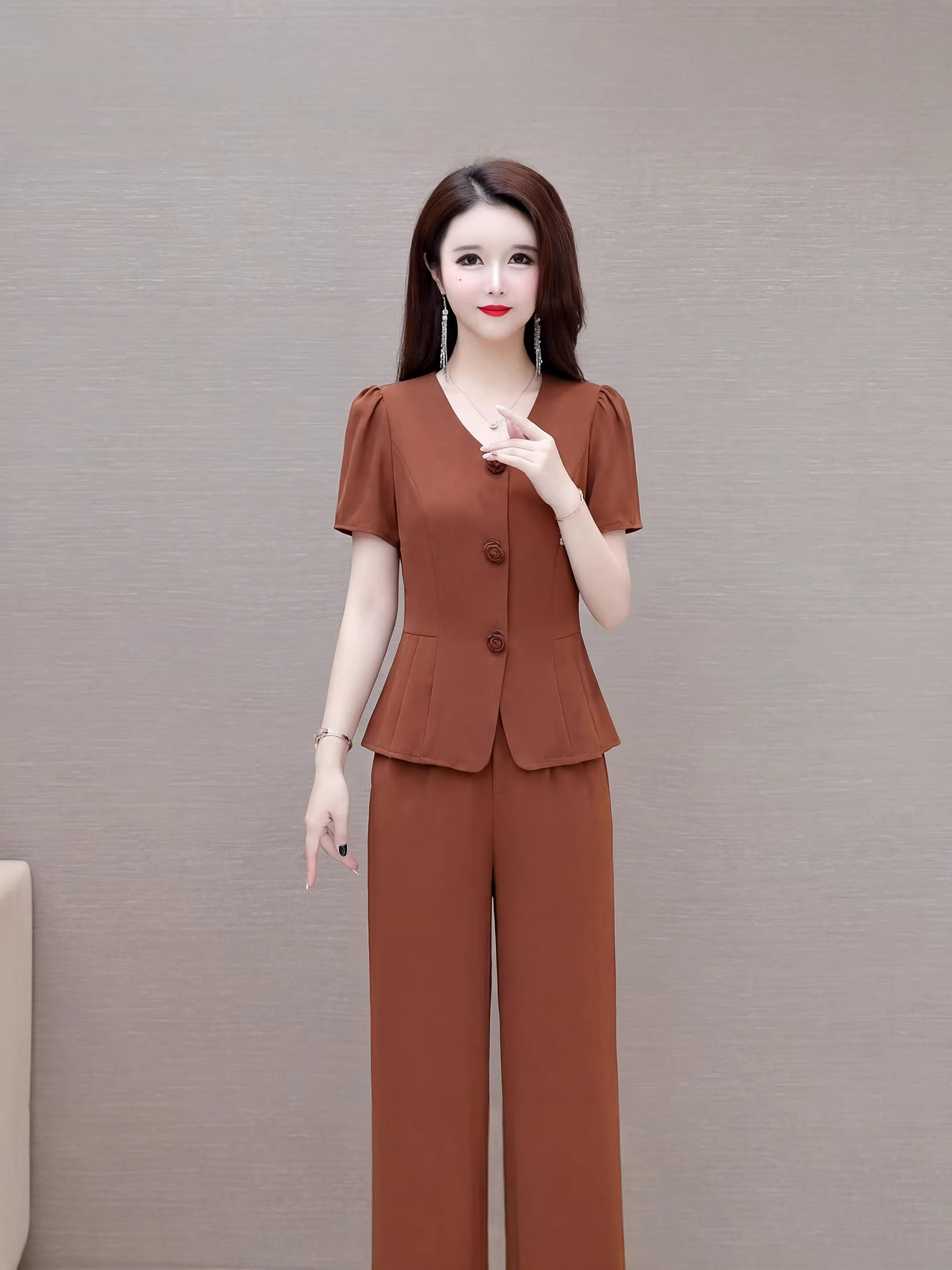 Trendy V-Neck Fashion Suit for Women, 2026 Summer New Korean Style Slim Fit, Elegant and Stylish Two-Piece Set for Middle-Aged Moms