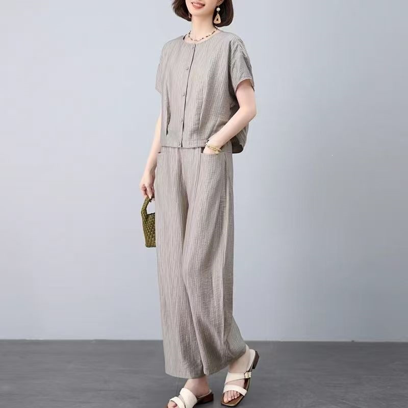 Fashion Set 2026 Summer New Style Loose and Stylish Age-Reducing Short-Sleeve Mom Shirt and Wide-Leg Pants Two-Piece Set