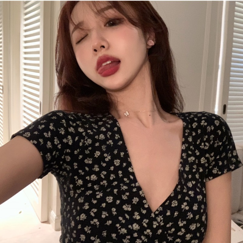American Retro Style Floral Cross V-Neck Slim Short Navel-Baring Short-Sleeved T-Shirt Women's Top 2025 Summer New Trend