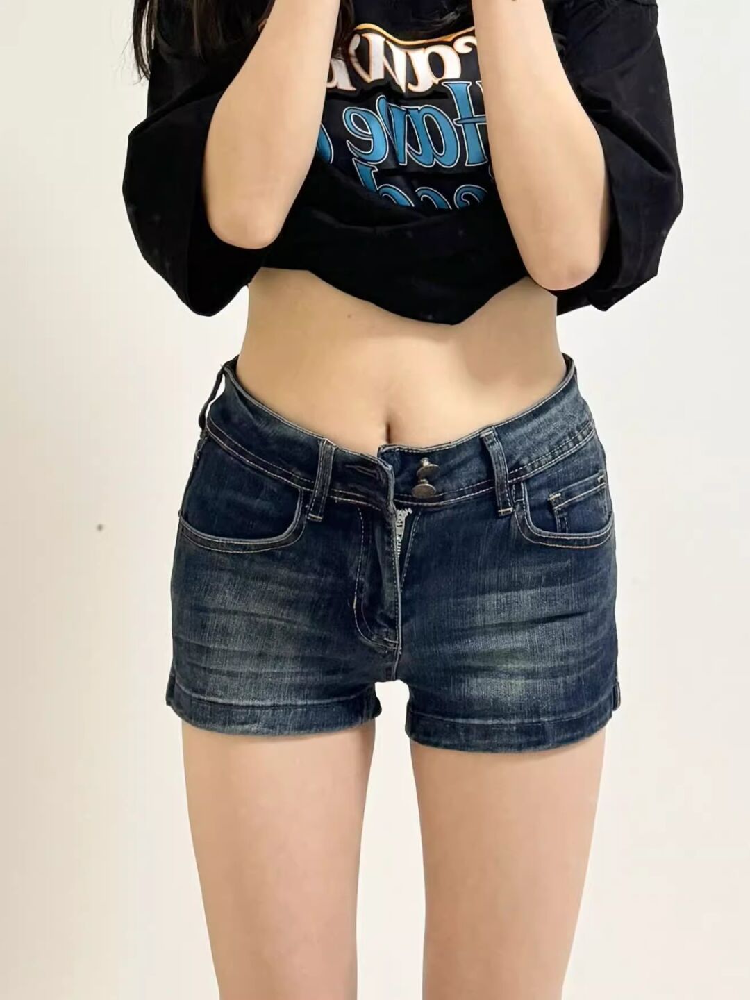 Petite American-Style Spicy Girl Low-Waist Denim Shorts for Women, Summer 2026, Dark Blue, Slimming, Figure-Flattering, Butt-Lifting A-Line Hot Pants