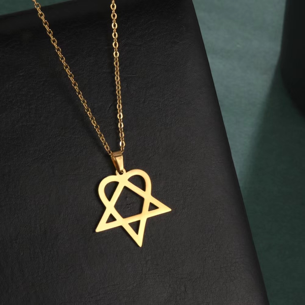 Titanium Steel Necklace European and American Style Hollow Love Triangle Metal Necklace Wholesale Simple Stainless Steel Gold-Plated Necklace QC-foto från 1688 på Qualit.ly