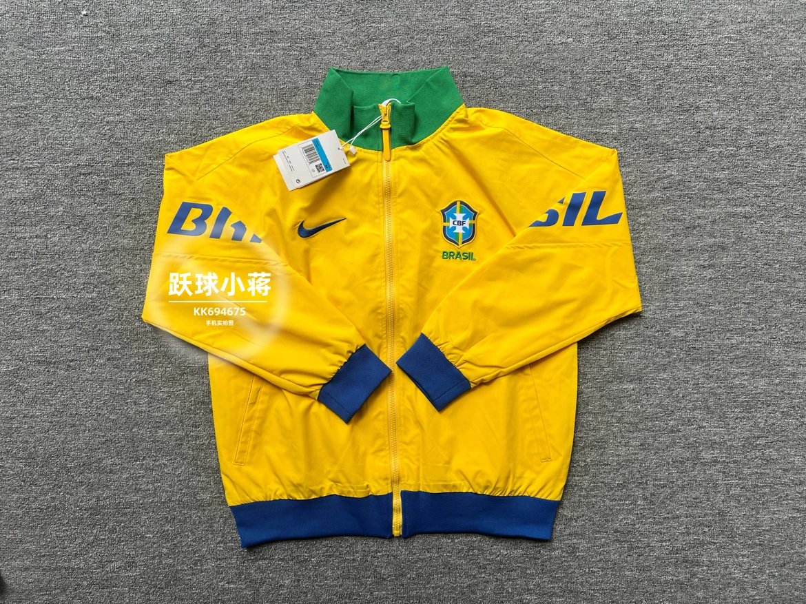 Nike巴西国家队训练服风衣，黄色主体配绿领，胸前CBF队徽+BRASIL字样，后背BRASIL字母，袖子有BRASIL字样点缀。聚酯纤维面料，轻薄透气，适合春秋穿着。全新带吊牌，做工精致，细节满满。