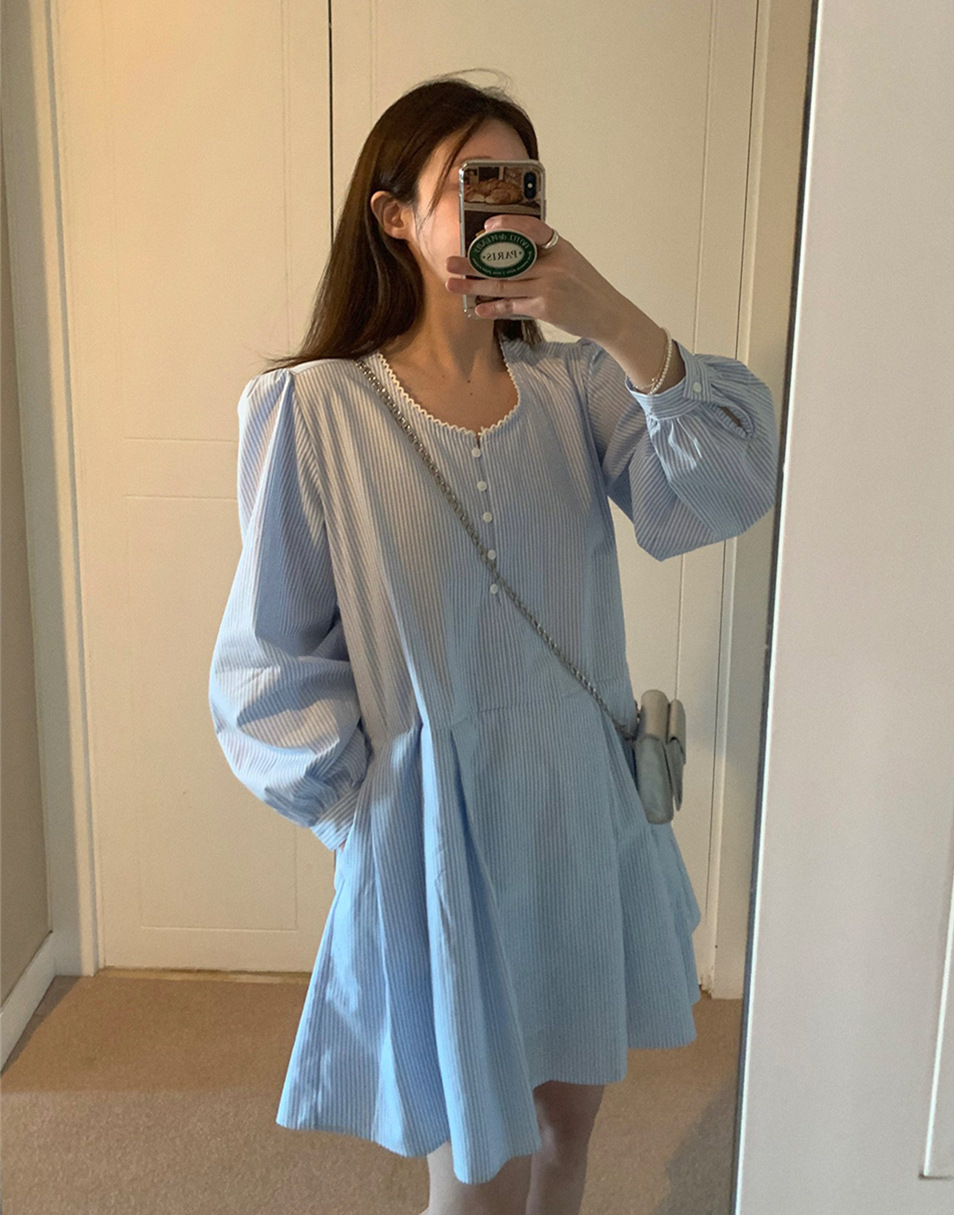 Foreign trade Korean style age-reducing elegant lace round neck single-breasted design pleated high waist small striped dress