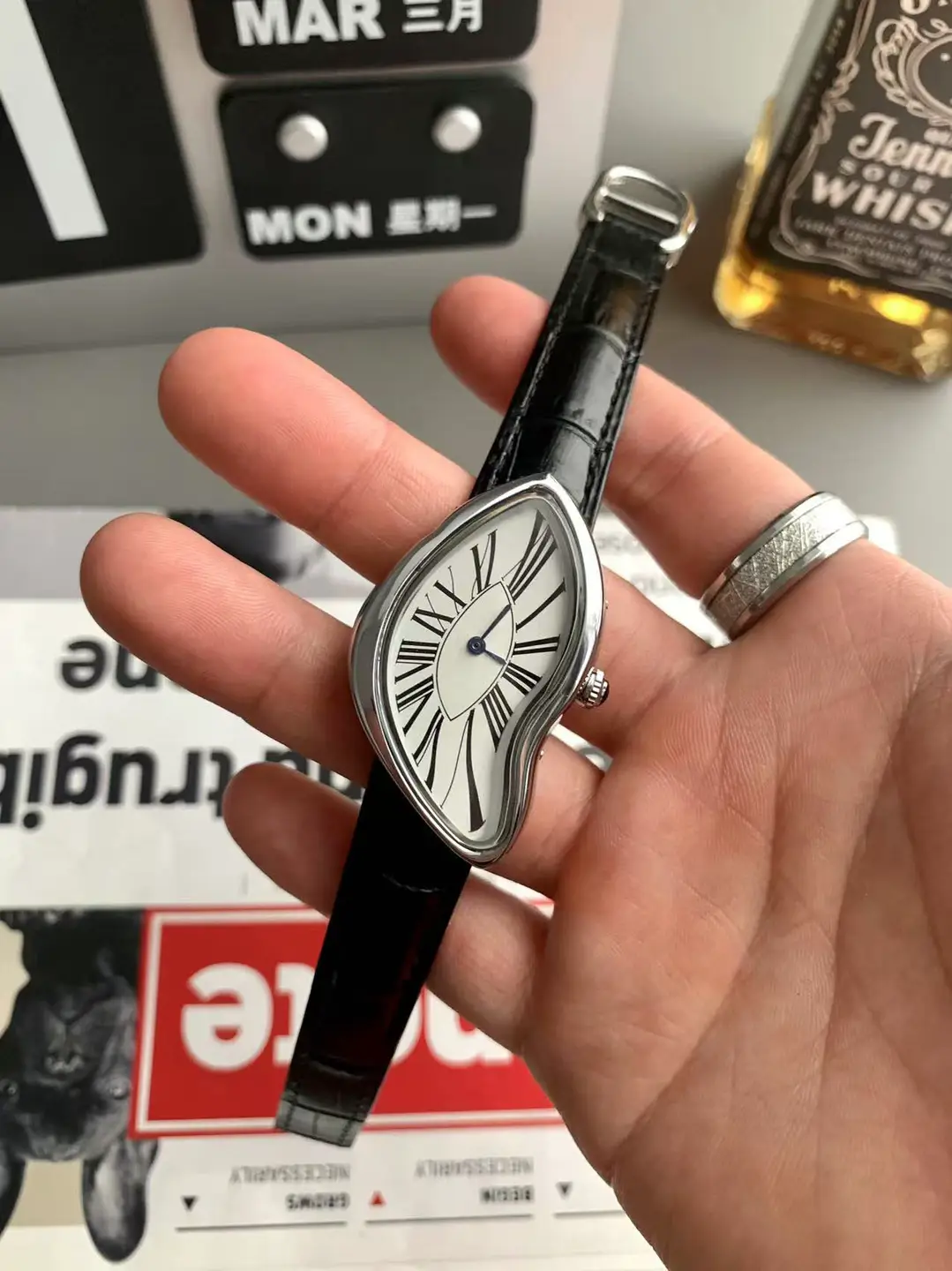 Special-Shaped Watch for Men, Creative, Fashionable, Trendy, Melting, Twisted, Retro, Millennial, Niche Design, High-End Leather Strap Quartz Watch