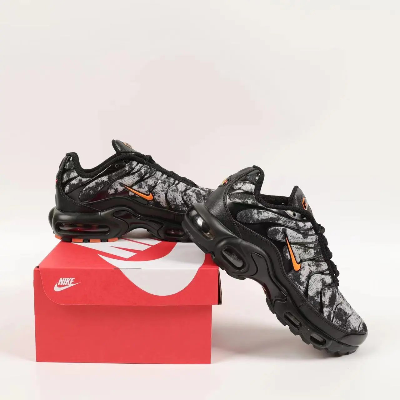 NIKE Sneakers