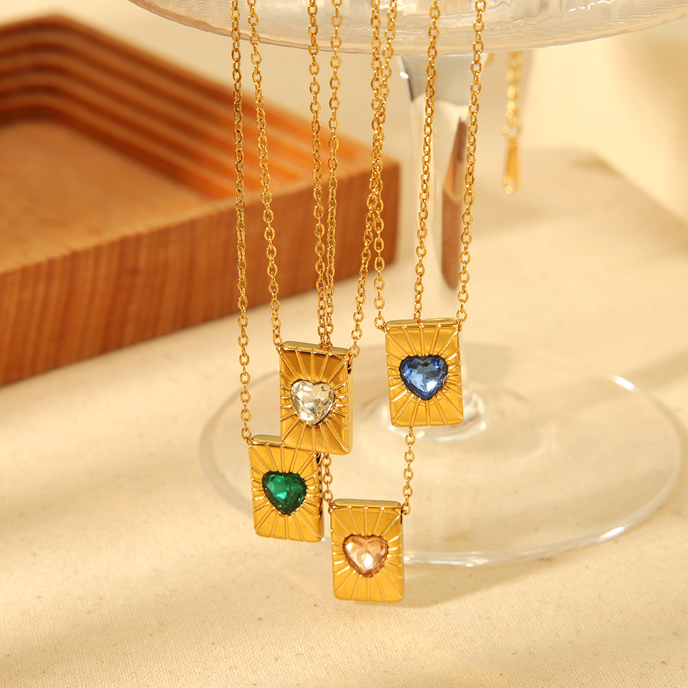 European and American Fashion Joker Love Necklace Plated 18K Gold Stainless Steel Peach Heart Rhinestone Light Geometric Pendant Necklace Women