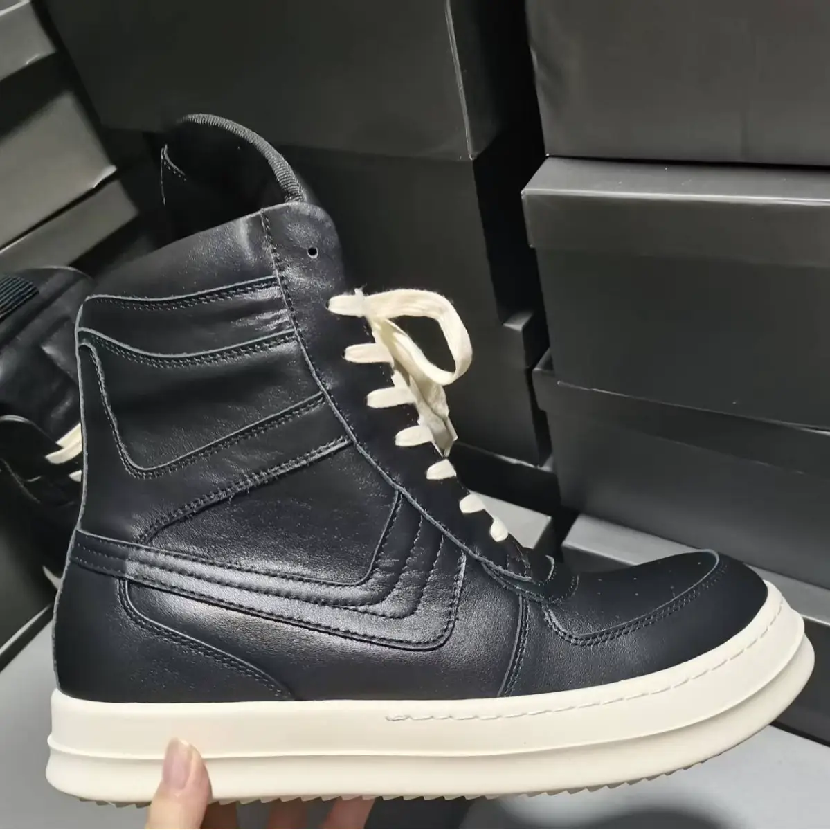 2025 In-Stock European and American New Couple Style Genuine Leather High-Top Black Ankle Boots with Large Hooks, Large Size, Thick Sole, Height-Increasing Lace-Up