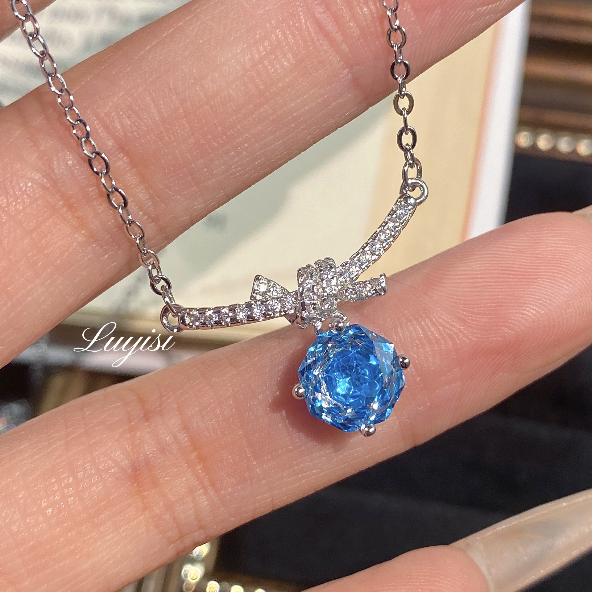 Xiaohongshu's Hot-Selling Ultra-Shiny Octagonal Millennium Rose-Cut Aquamarine Necklace for Women, Iba Green Luxury High-Carbon Clavicle Chain