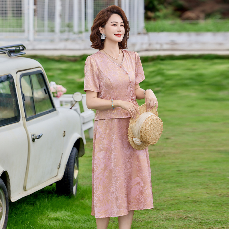 Middle-Aged Mom's Summer Dress with a Faux Two-Piece Design, Stylish and Elegant, Fashionable National Style Floral Dress for Middle-Aged and Elderly Women