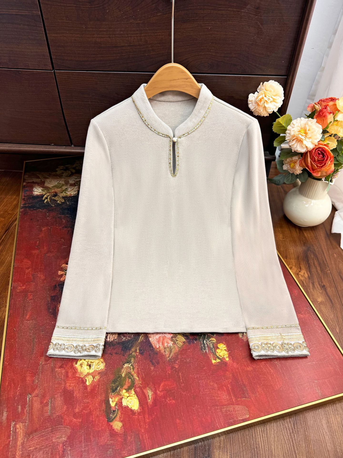 New Chinese-Style Cuff Design Sequin Base Shirt 2026 Spring New Round Neck Fashion National Style Simple Artistic Inner Wear