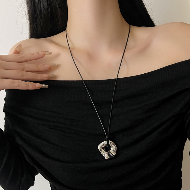 Japanese Style Minimalist Fashion Light Luxury Niche Abstract Art Hollow Pendant Leather Cord Adjustable Necklace Woolen Chain Accessories