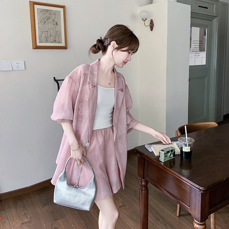 2026 Summer New Style Petite Two-Piece Set, Stunning and Trendy Embroidered Pink Thin Short-Sleeve Blazer and Shorts Set for Women