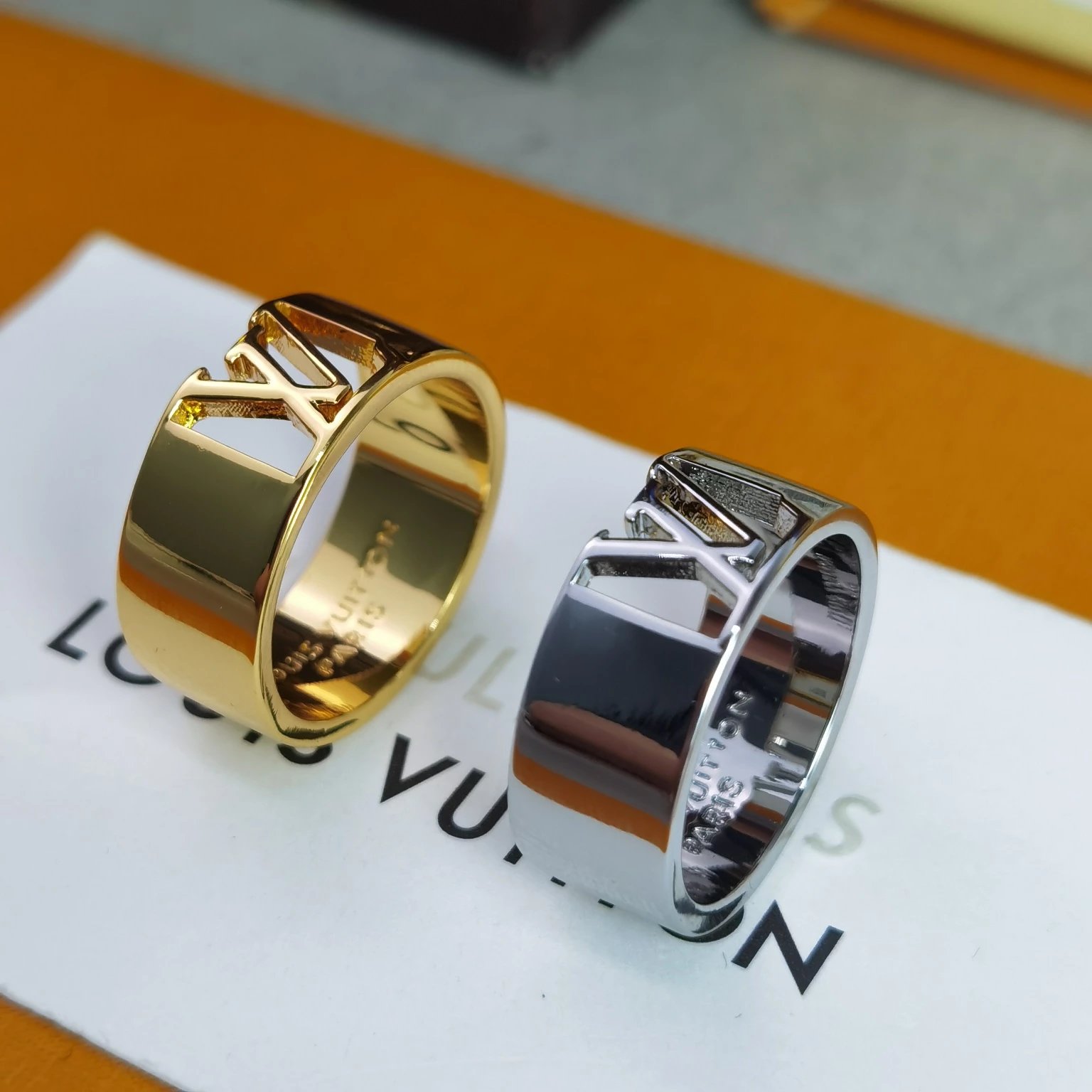 p11￥本款戒指内侧雕刻有首字母标识，彰显品牌令人赞叹的金属加工工艺.风格大胆，展现男装艺术总监Virgil Abloh对实用美学的探索.配有厚实环带与纯色饰面，呼应了工业金属饰件的粗犷...