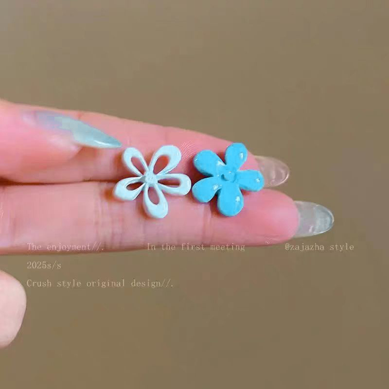 Summer Fresh Asymmetrical Contrasting Color Sweet Flower Earrings High-End Niche Elegant Earrings Unique and Beautiful Earrings