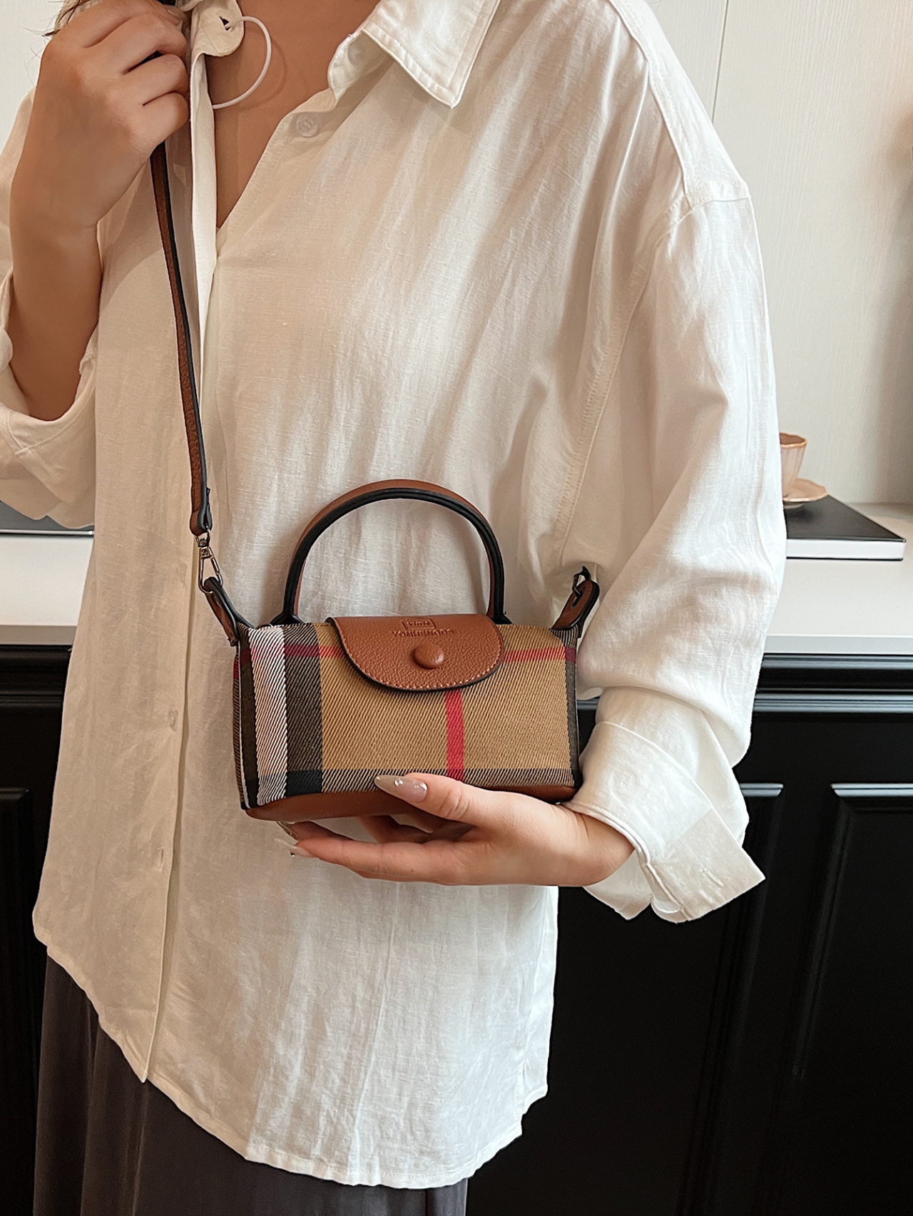 2024 Bag Women's Western Style Classic New Commuter High-end Sense Baita Elegant Portable Shoulder Crossbody Bag Personality Bag