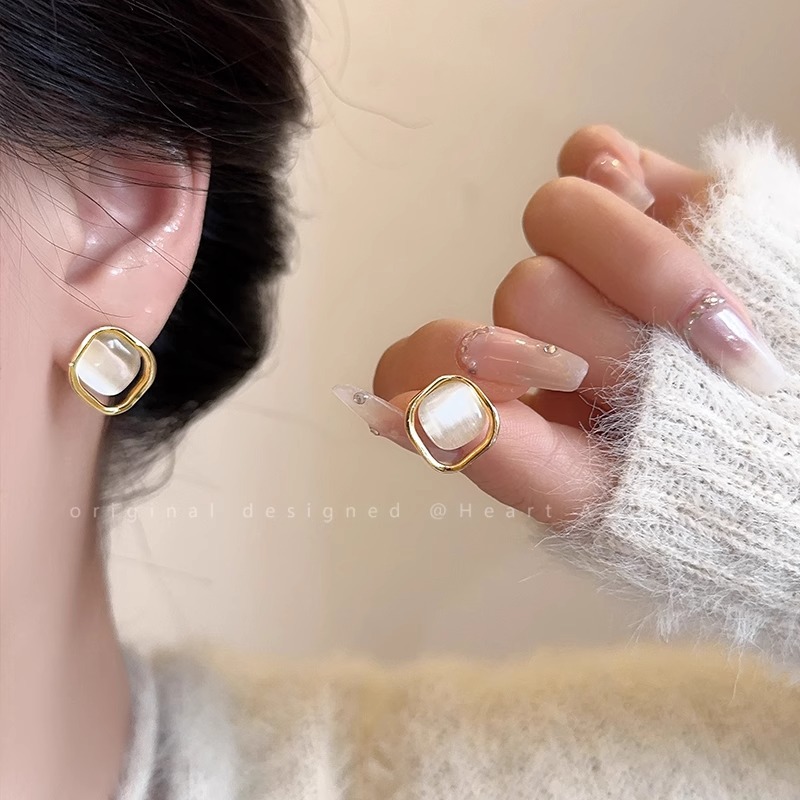 High-End Cat's Eye Stone Earrings 2026 New Popular Unique Earrings for Women with Niche Design, Sweet and Elegant Ear Accessories