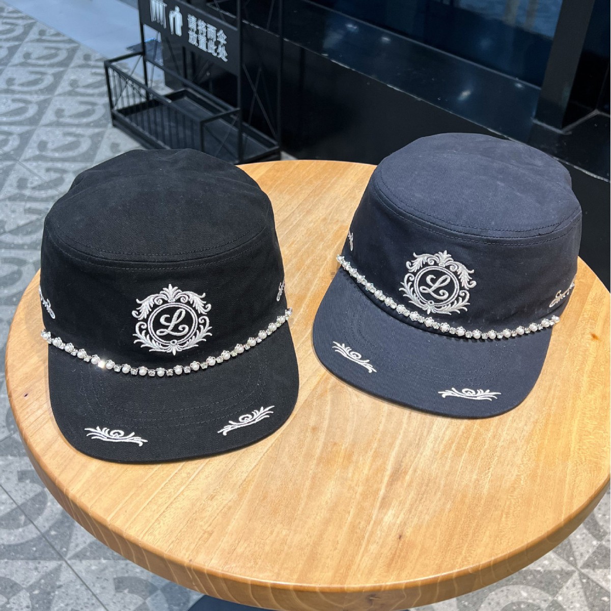 American Old Money Style Flat-Brimmed Pearl Rhinestone Embroidered Baseball Cap for Women, Casual Street Style Versatile Short-Brim Hat That Makes the Face Look Smaller