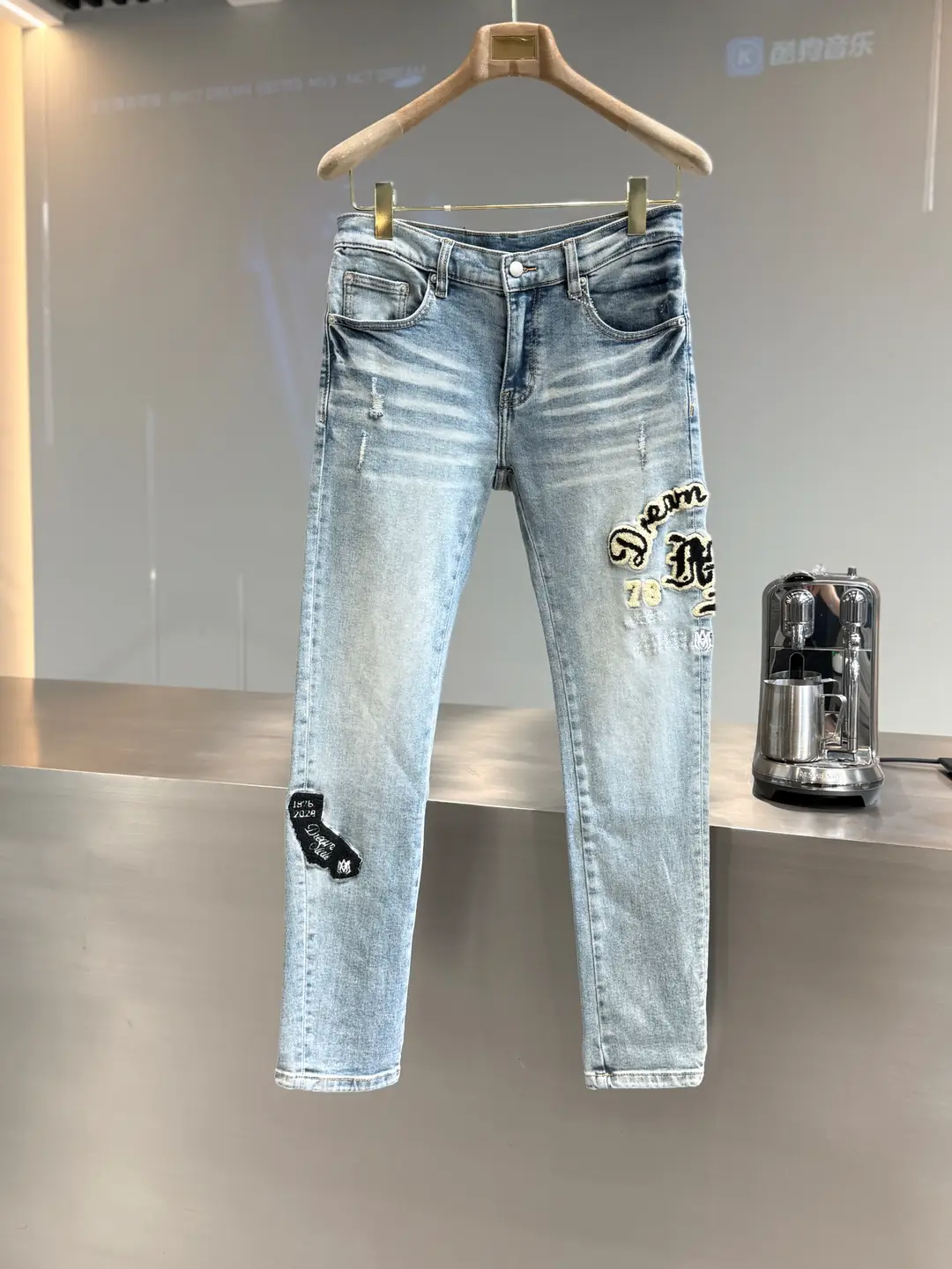Light Luxury, Cool and Stylish High-Street Jeans for Men, with Heavy-Duty Personalized Towel Embroidery Letter Print, Slim Fit, Tapered Casual Long Pants