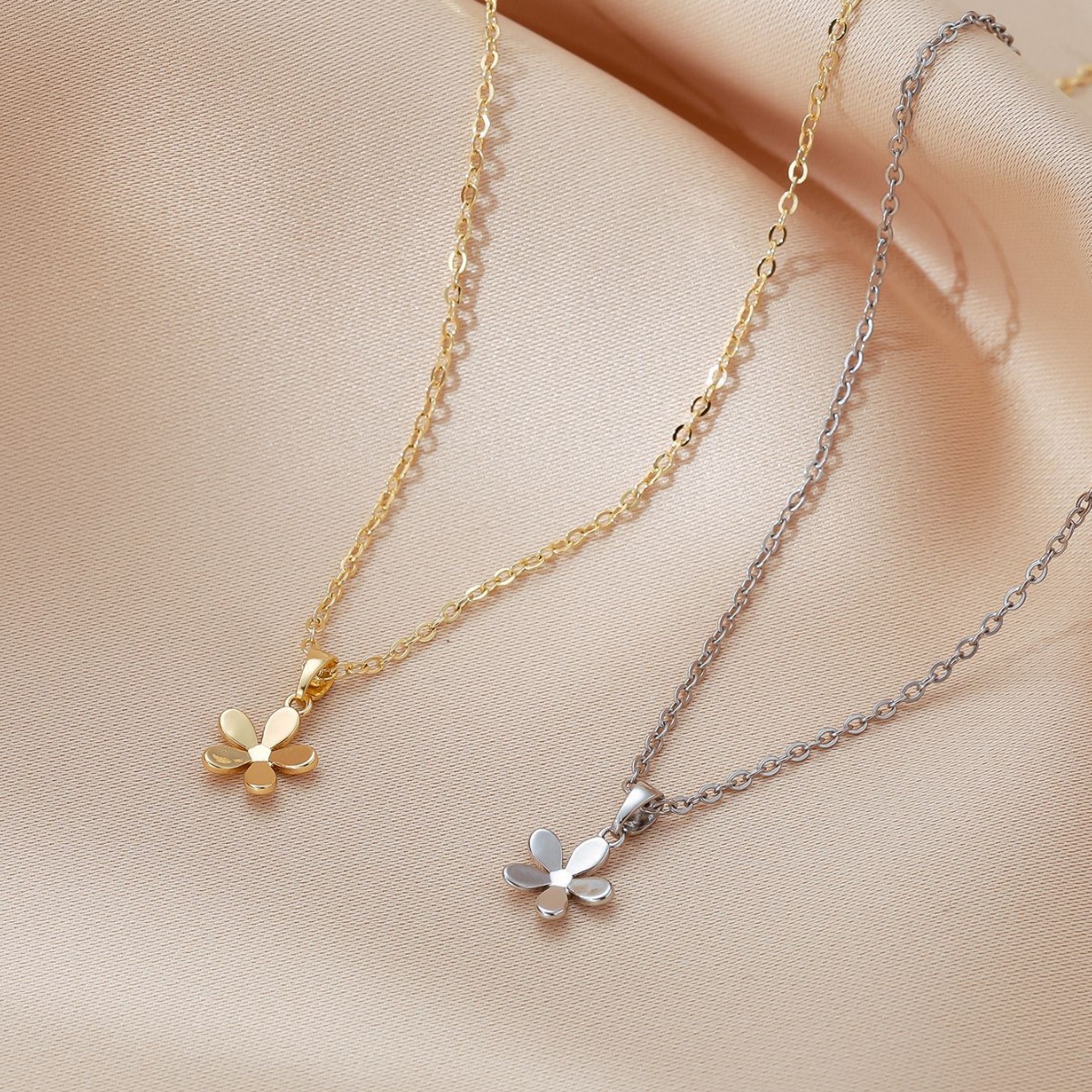 Luochen Light Luxury Style Five-Petal Flower Necklace Pendant with Three-Dimensional Floral Design, Exquisite and Versatile, High-End Clavicle Chain for Women