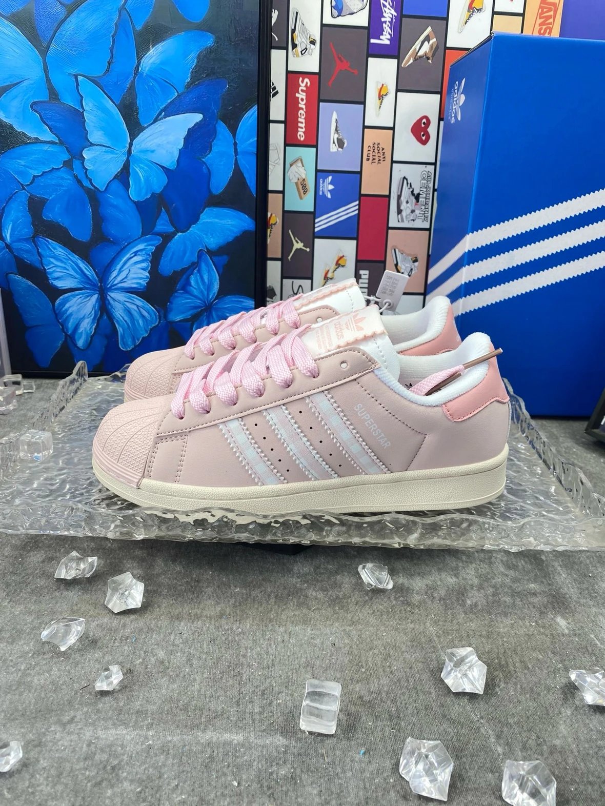 Putian, no delays in pickup. Shell-toe design in cherry-blossom pink, high-quality T2 rubber solid outsole (makes a squeaky friction sound), lasted construction—stylish and trendy unisex skate shoes, non-slip, versatile casual sneakers for couples, Instagram-worthy.