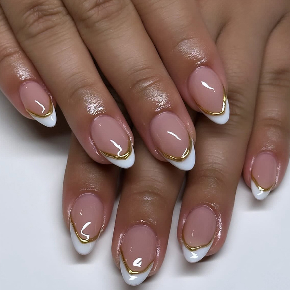 Simple White French-Style Fake Nails with 3D Embossed Gold Stripes, Wearable Nails for Cross-Border Trade, Removable Nail Art