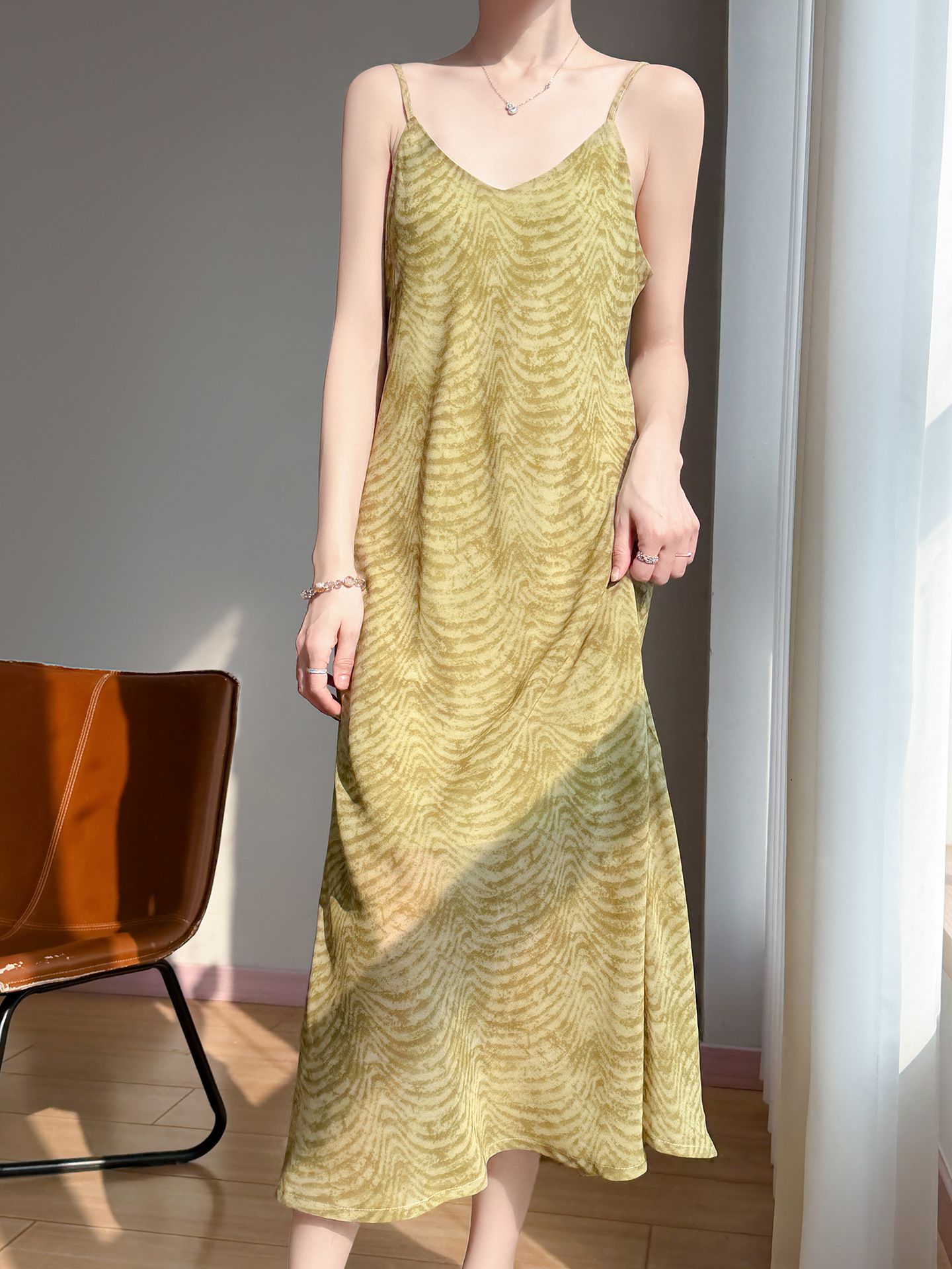 2026 Summer New Georgette V-Neck Suspender Dress with Water Ripple Pattern, Green High-Waisted Elegant Sleeveless Long Dress