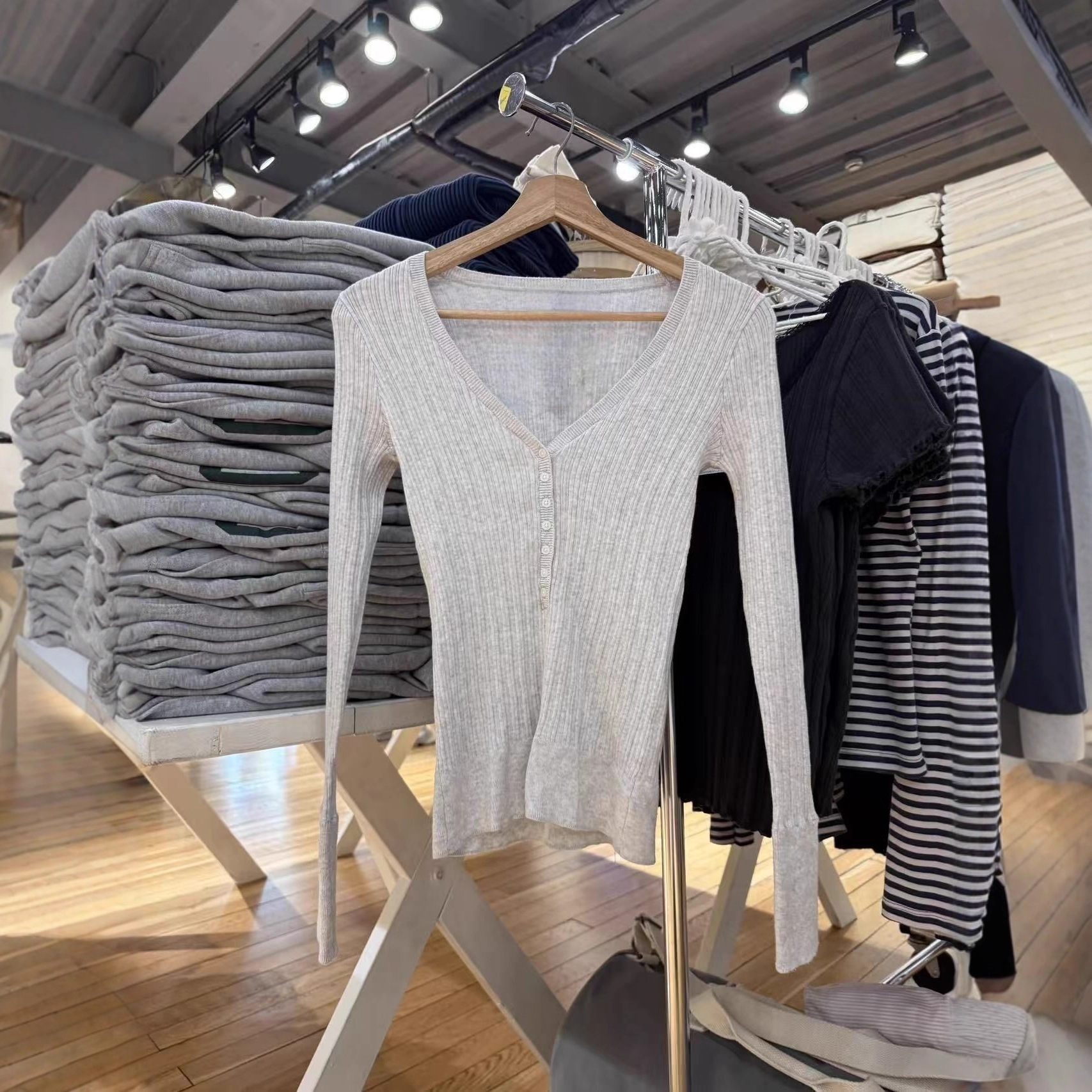 Bm Style New Seven-Button V-Neck Long-Sleeve Knit Sweater for Women, Sweet and Slim-Fitting, Waist-Cinching, Slimming Base Shirt Top