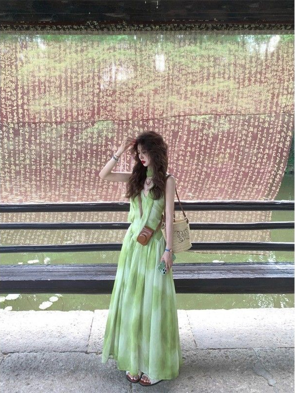 Beach Vacation Style Niche Chic Tie-Dye Spaghetti Strap Dress for Women, Summer Green Fresh and Elegant Long Dress with a Large Hem