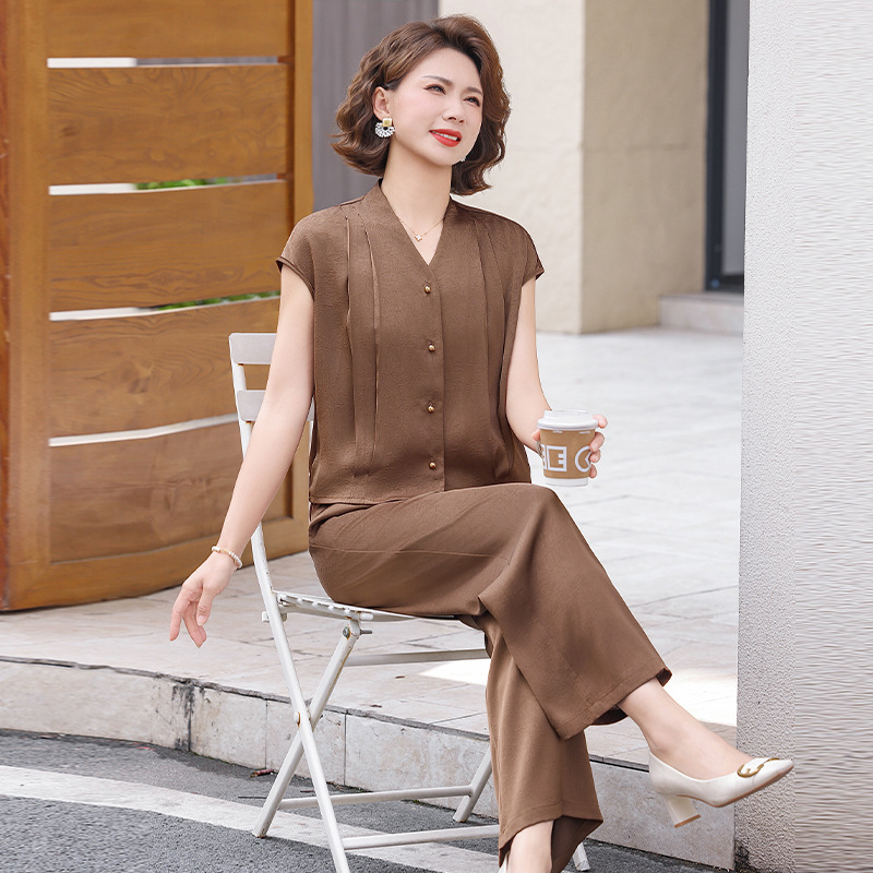 2026 New Fashion Set for Middle-Aged and Elderly Women, Elegant Short-Sleeve Two-Piece Summer Outfit for Moms, Chiffon Blouse