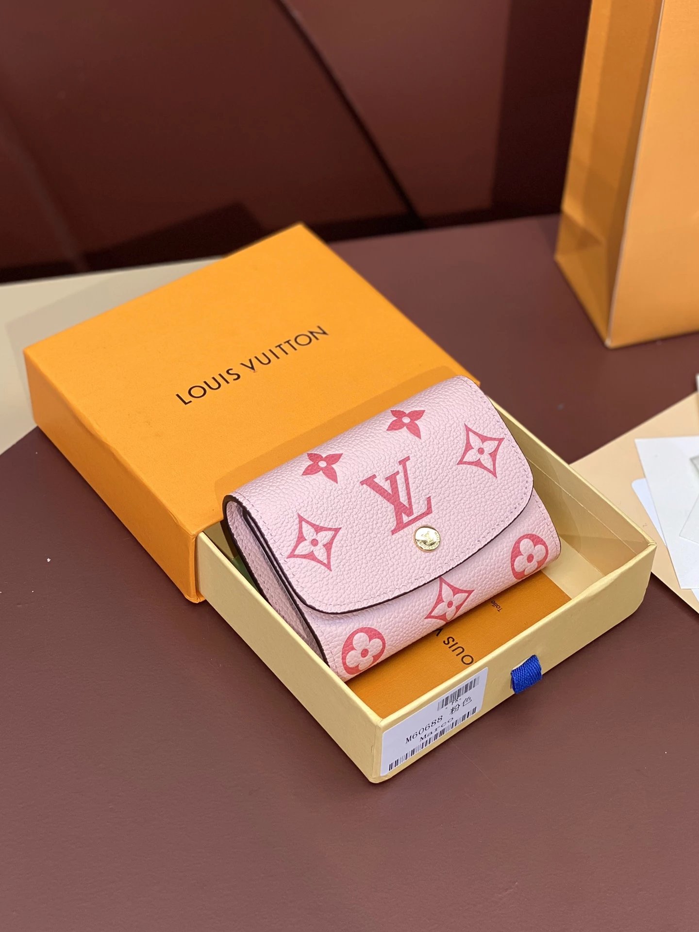 Original single quality M60688 pink! Short wallet wallet is made of soft Monogram Empreinte leather with classic Monogram embossing. Easy income small bag size, enough to store coins, banknotes and credit cards...