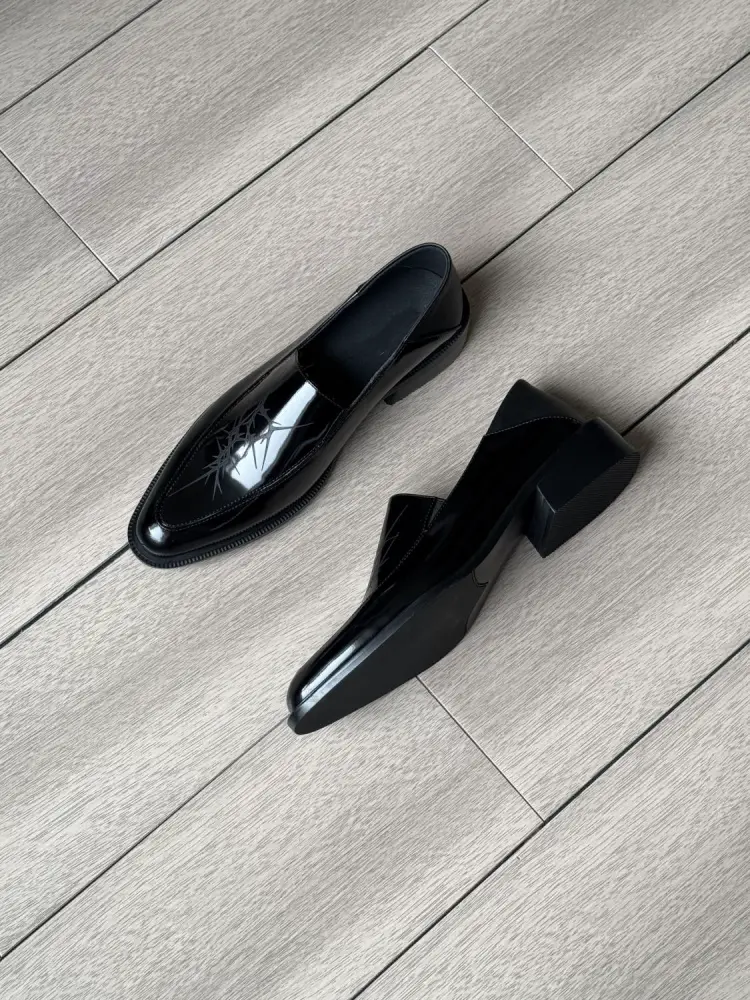 Pointed Toe Slip-On Leather Shoes for Men and Women, Thick-Soled Commuting British Style Loafers, Height-Increasing Thorn Casual Shoes, Trendy Men's Shoes
