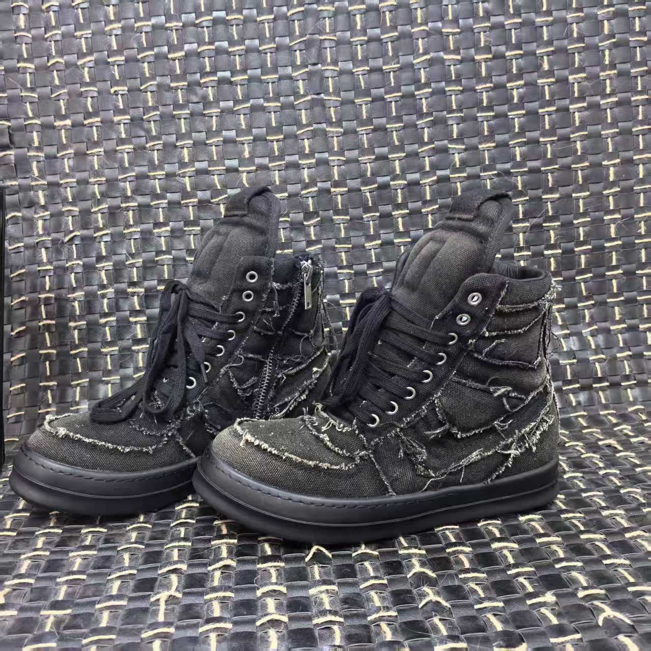 High-Top Trendy Boots for Men, European and American Street Style, Ripped Design, Height-Increasing Martin Boots, Thick-Soled Lace-Up Casual Men's Shoes QC-foto från 1688 på Qualit.ly
