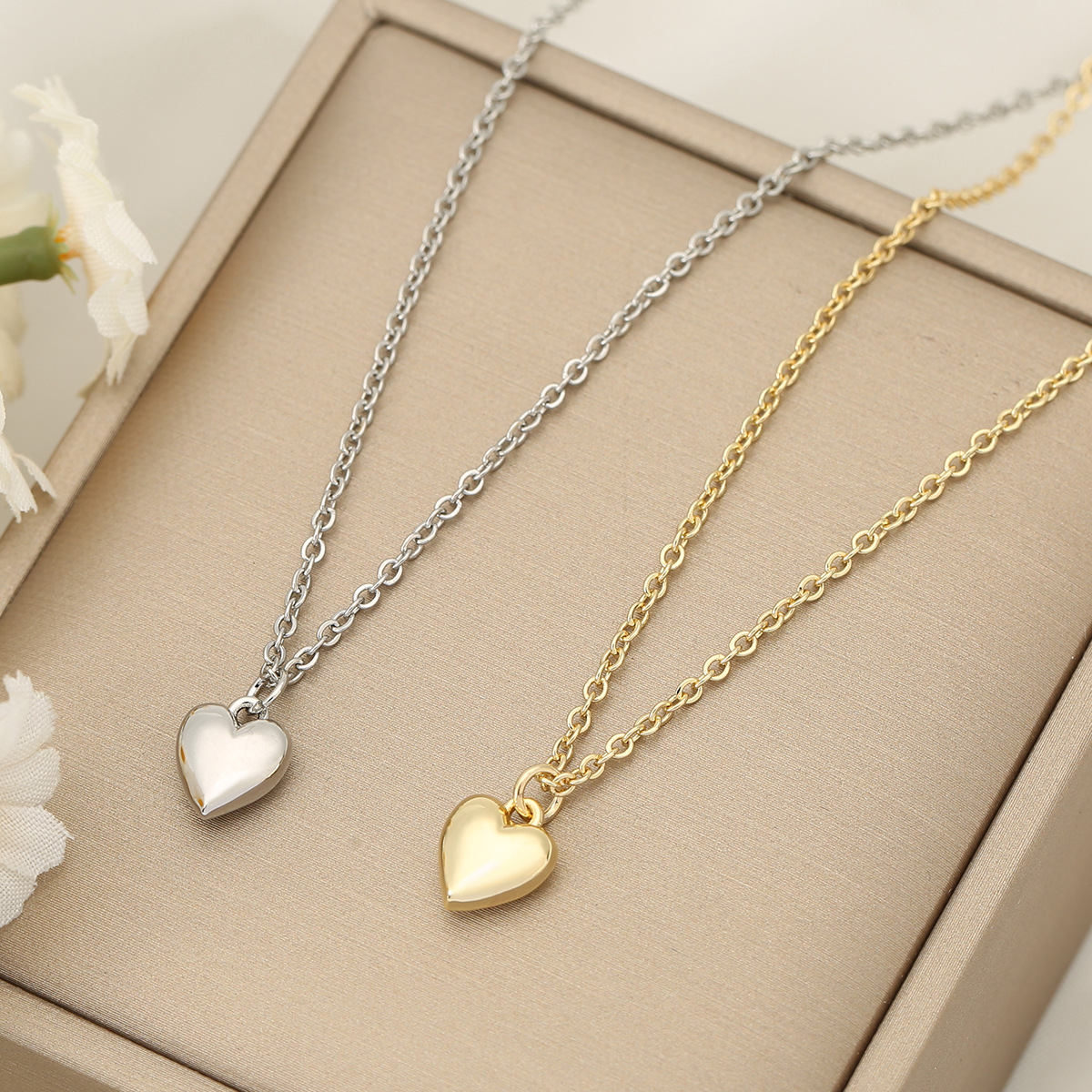 Little Red Riding Book with Fashion Personalized Heart-shaped Glow Necklace Pendant High-grade Temperament All-match Clavicle Chain