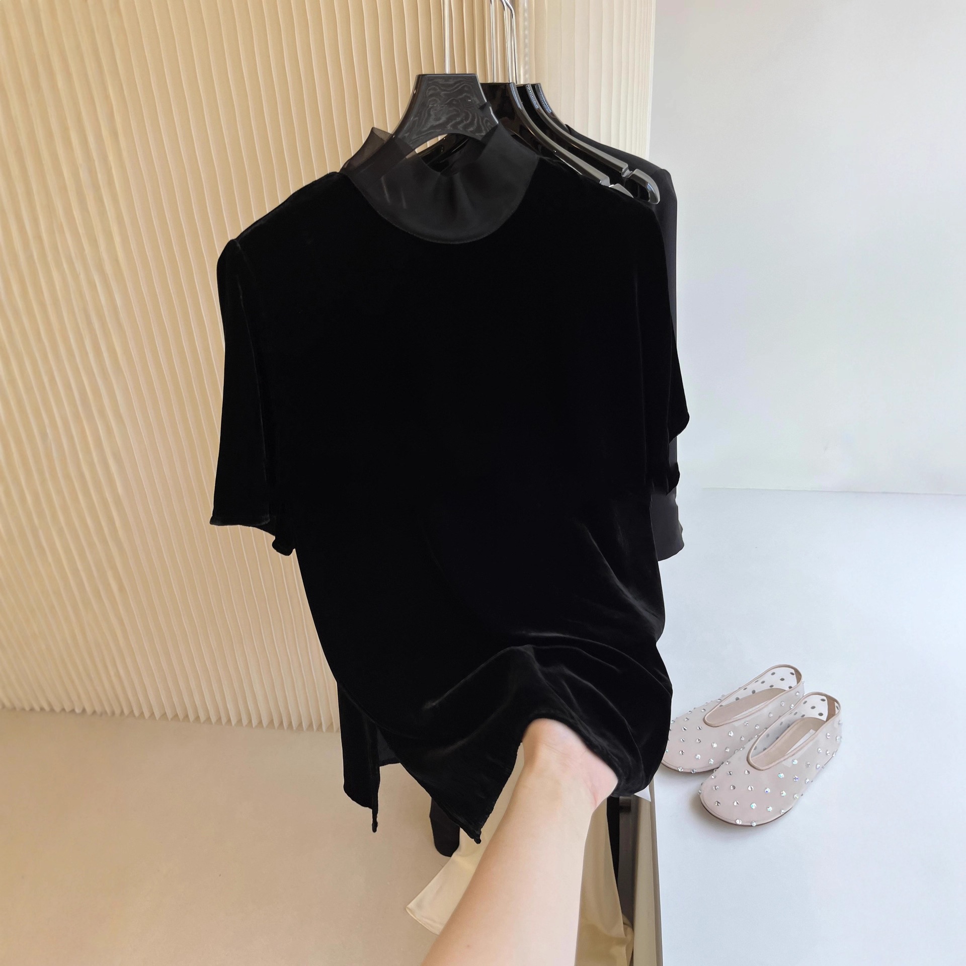 Elegant and Mysterious, the Matte High-Neck Black Velvet Short-Sleeve Top Is Available for Dropshipping