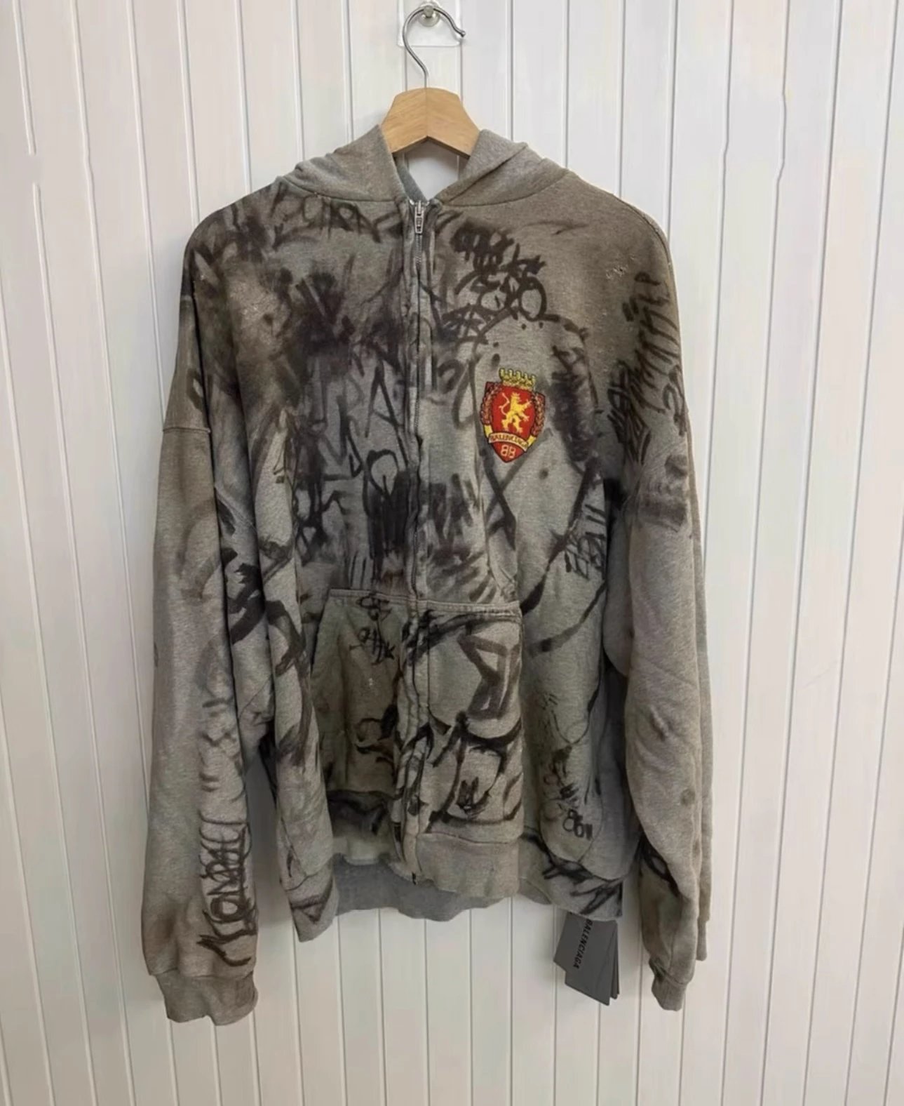 （现货）自主 BAL23SS  灰色曼联涂鸦破坏帽衫 做旧水洗破坏 卫衣 战马系列 出货 现货 朋友做的 photo QC de WEIDIAN sur Qualit.ly