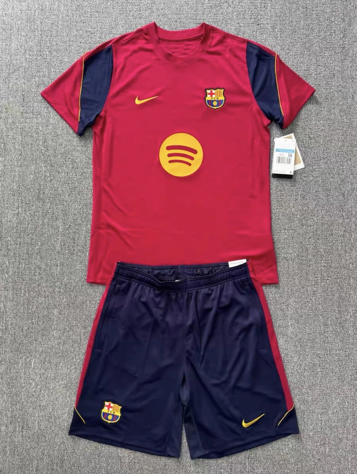 2627巴萨短袖训练服红色

全新带吊牌，尺码S-2XL
刺绣logo和队徽，裤子有拉链
速干面料，排汗透气


衣服是欧码的偏大 比普通尺码大一码 一定要按照尺码表选