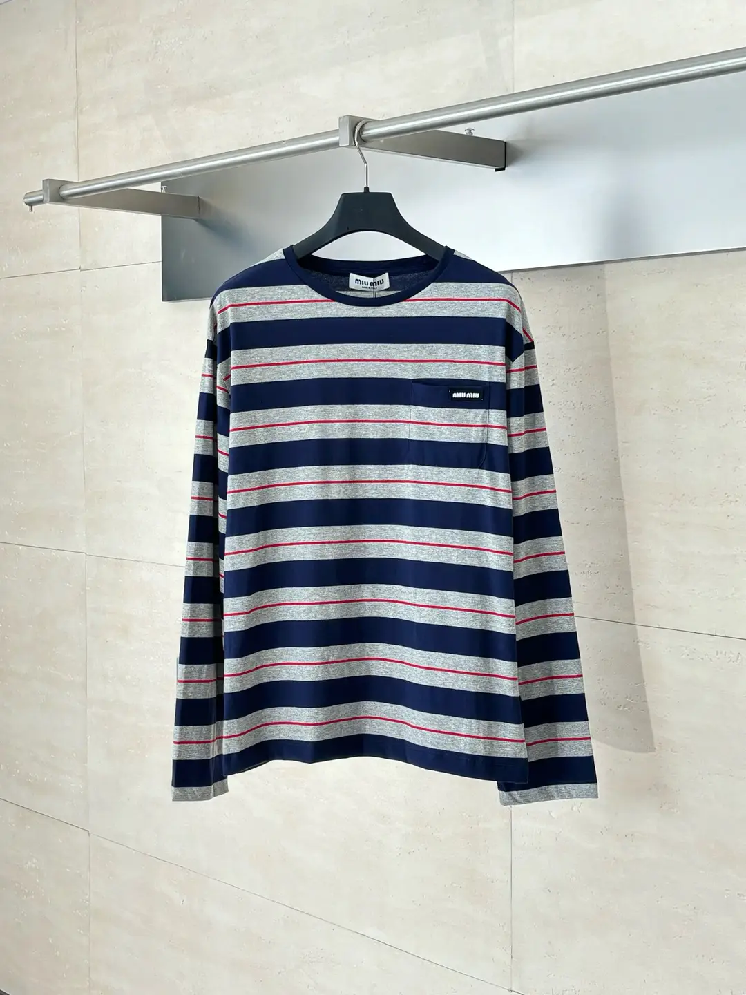 (现货)Miumiu25ss 新款海军蓝灰红条纹圆领长袖打底T恤 灰黑条纹撞色拼接宽松长袖T恤现货